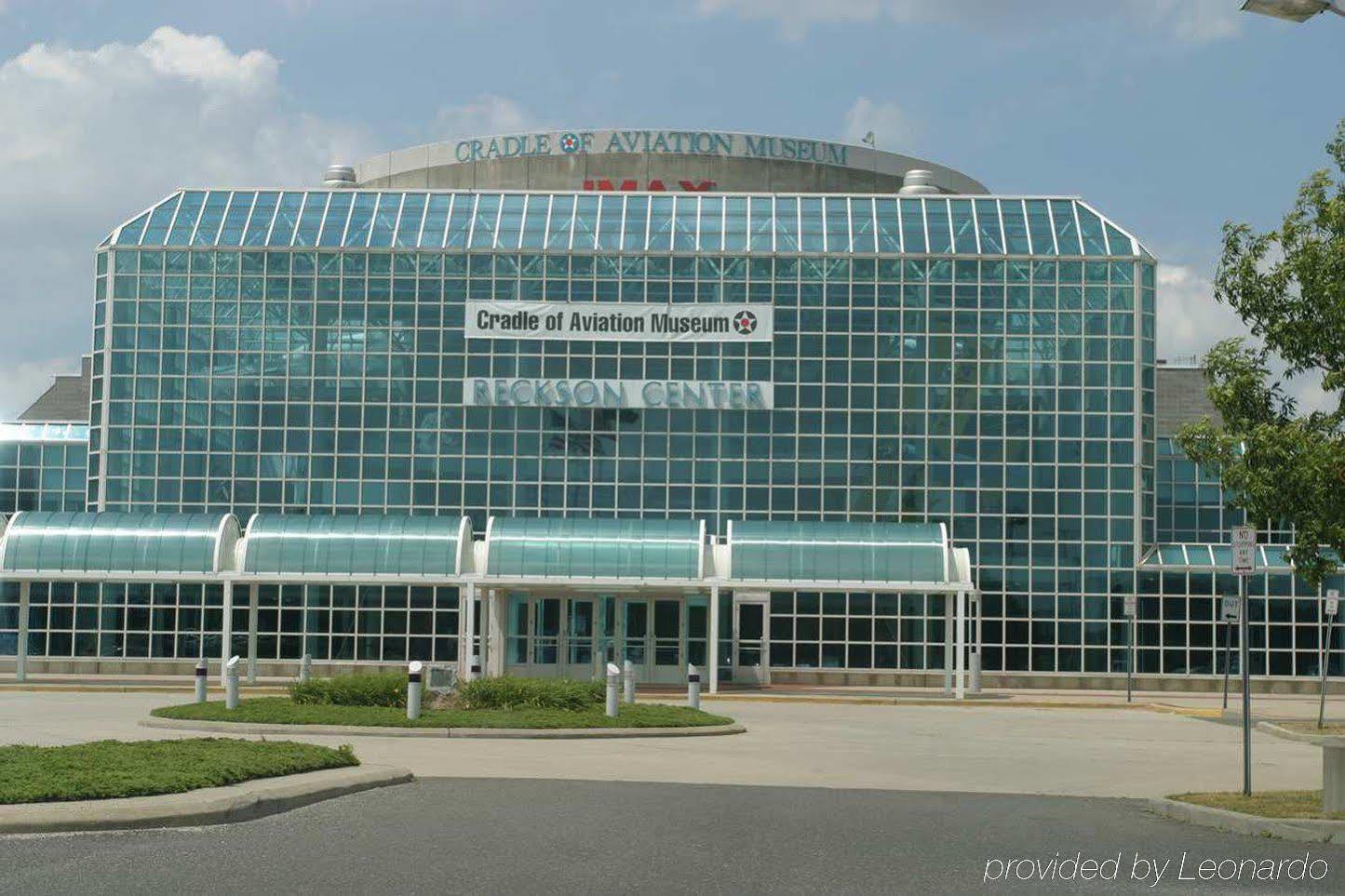 Hampton Inn By Hilton Garden City Long Island Servis gambar